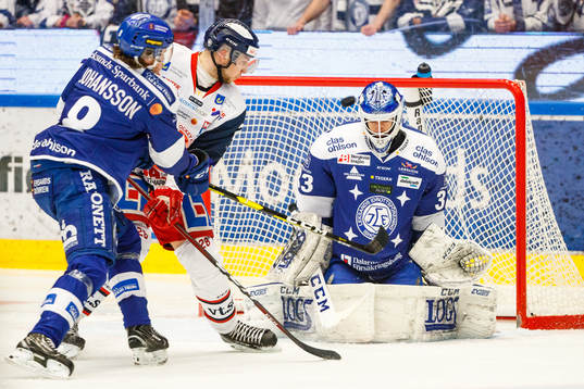Västerviks Emil Alba oroar framför Leksands målvakt Axel