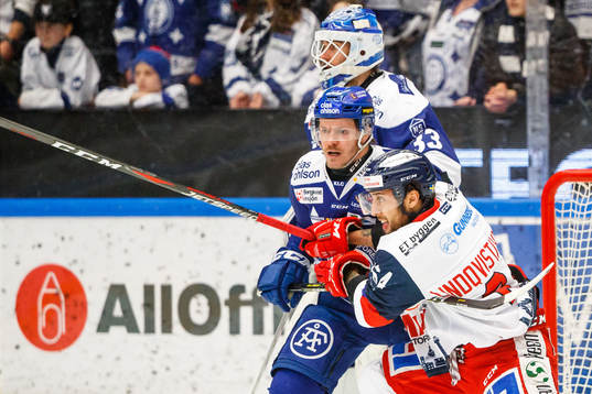 Västerviks Alexander Lindqvist Hansen oroar framför