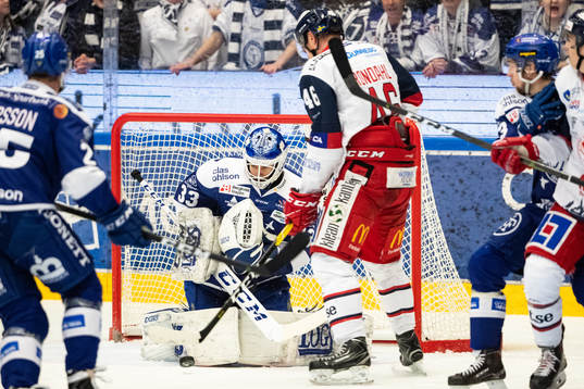 Leksands målvakt Axel Brage och Västerviks Philip Rondahl