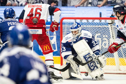 Leksands målvakt Axel Brage och Västerviks Philip Rondahl