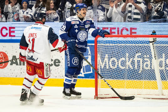 Leksands David Rundqvist  gör 4-1 och Västerviks Kellen