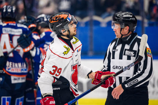 Örebros Jordan Boucher deppar