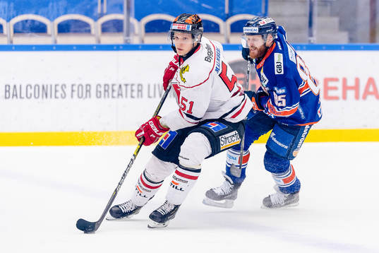 Örebros Kristian Näkyvä jagas av Växjös Liam Reddox