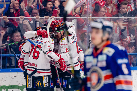Örebros spelare jublar