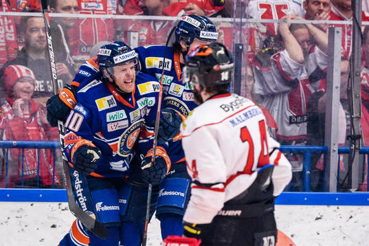 Växjös Kris Versteeg jublar