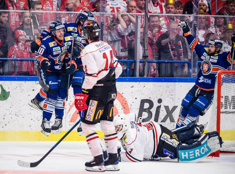 Växjös Kris Versteeg jublar