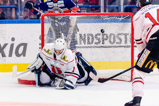 Växjös Kris Versteeg (ej i bild) skjuter pucken i mål