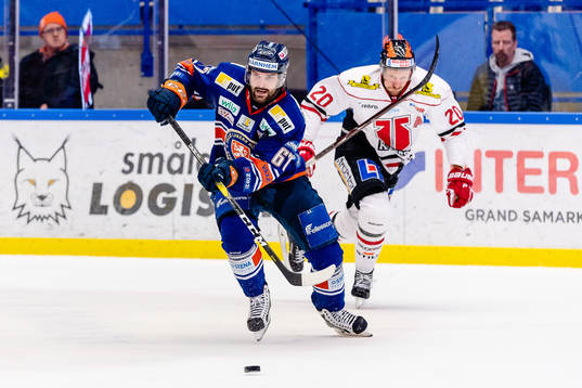 Växjös Linus Fröberg jagas av Örebros Marcus Weinstock