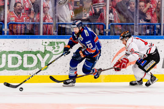 Växjös Roman Horak jagas av Örebros Shane Harper