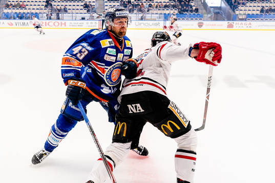 Växjös Nichlas Hardt tacklar Örebros Gustav Backström