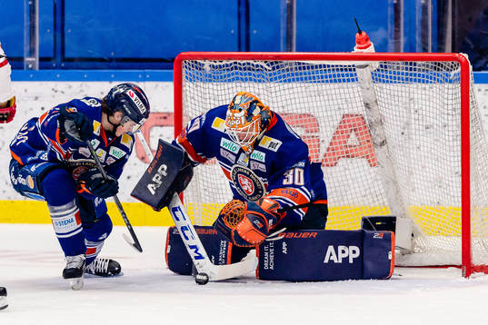 Växjös Filip Cederqvist och målvakt Viktor Fasth