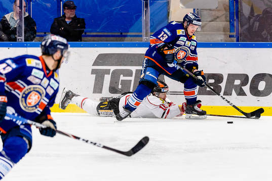 Örebros Shane Harper faller