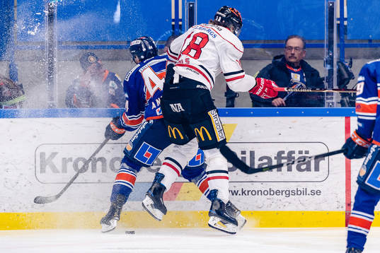 Örebros Rodrigo Abols tacklar Växjös Daniel Rahimi