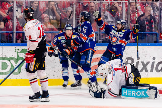 Växjös Kris Versteeg, Dominik Bokk och Roman Horak jublar