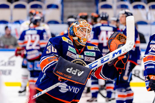 Växjös målvakt Viktor Fasth jublar