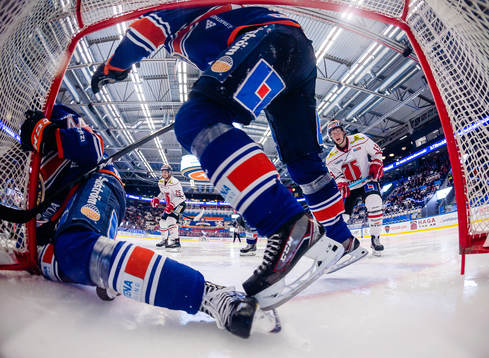 Växjös Peter Andersson och Daniel Rahimi faller in i och