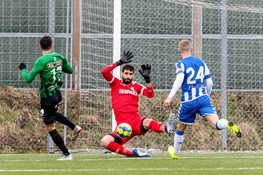 IFK Göteborgs målvakt Giannis Anestis räddar skott från
