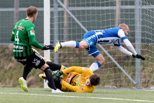 Varbergs målvakt August Strömberg räddar