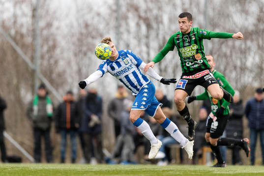 IFK Göteborgs Carl Starfelt och Varbergs Astrit Seljmani