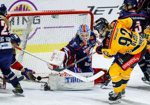 Luleås Melinda Olsson gör 0-1 bakom Linköpings målvakt
