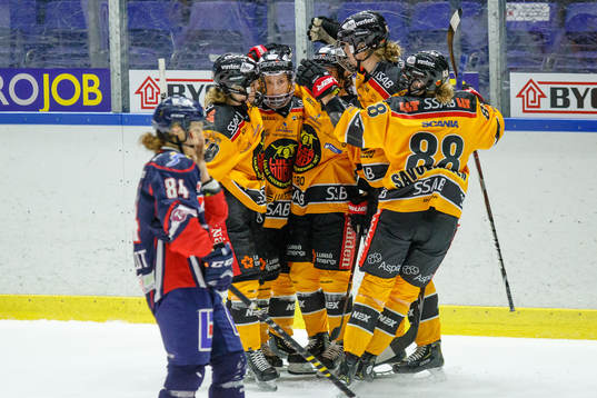 Luleås spelare jublar med Jenni Hiirikoski