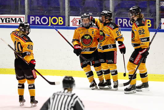 Luleås Jenni Hiirikoski jublar med sina lagkamrater