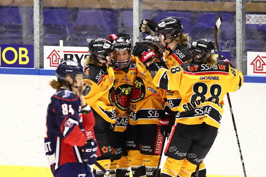 Luleås Jenni Hiirikoski jublar med sina lagkamrater