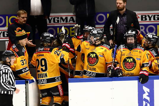 Jubel i Luleås bås med bland andra Luleås Linn Peterson