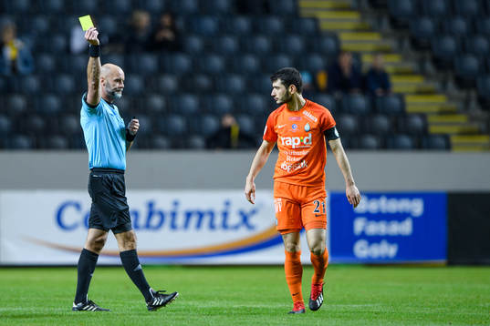 AFC Eskilstunas Anel Rashkaj får ett gult kort