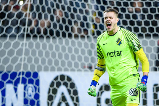 s målvakt Oscar Linnér jublar