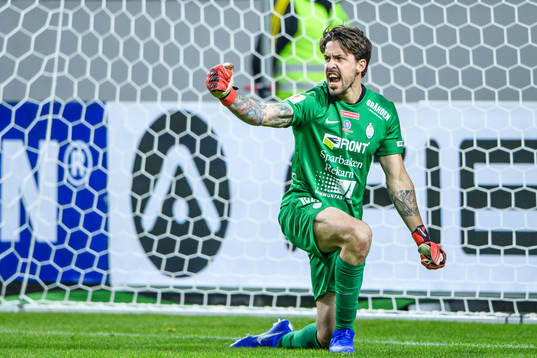AFC Eskilstunas målvakt Mihail Ivanov  jublar