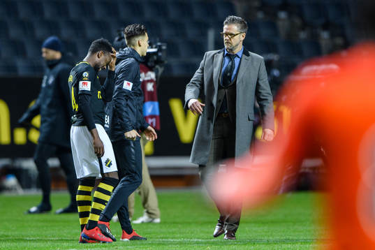 s Heradi Rashidi och tränare Rikard Norling deppar