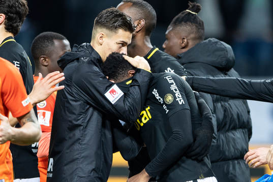 s Heradi Rashidi tröstas av lagkamrater