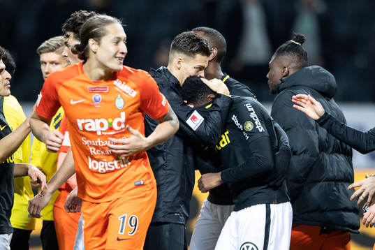 s Heradi Rashidi tröstas av lagkamrater