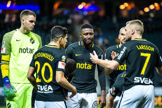 s Sebastian Larsson (h) diskutera med sina lagkamrater