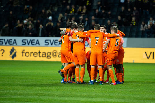 AFC Eskilstunas spelare samlas i en ring