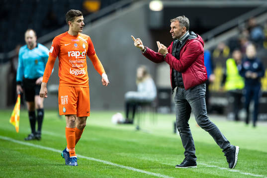 AFC Eskilstunas tränare Nemanja Miljanvoic (h) ger direktiv