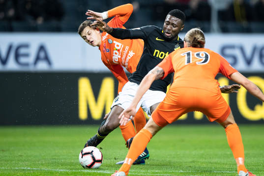 s Chinedu Ogbuke Obasi och AFC Eskilstunas Ivan Bobko och
