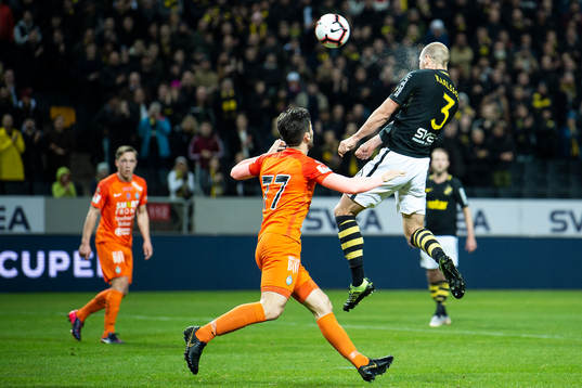 s Per Karlsson i en nickduell mot AFC Eskilstunas Jose Leon
