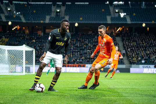 s Chinedu Ogbuke Obasi och AFC Eskilstunas Adnan Kojic