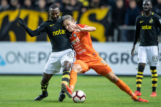 s Henok Goitom och AFC Eskilstunas Felix Michel Melki