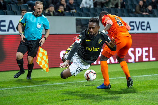 s Heradi Rashidi och AFC Eskilstunas Ousmane Camara