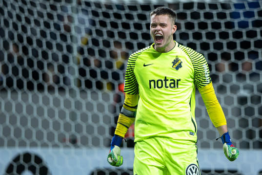 s målvakt Oscar Linnér jublar