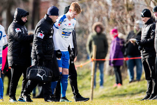 Värnamos Daniel Ask får hjälp av planen