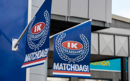 Vimplar som förkunnar att det snart är dags för