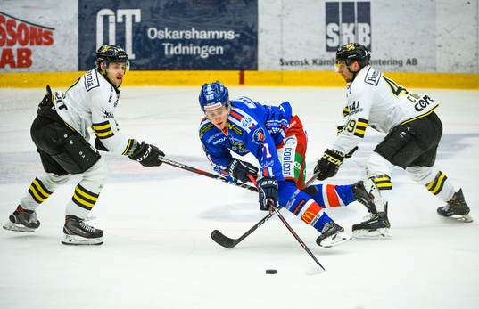s Garry Nunn och Brian Cooper försvarar mot Oskarshamns