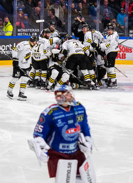 spelarna jublar medan Oskarshamns målvakt Christoffer