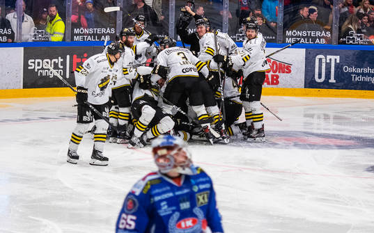 Bläddra bland fler bilder av Ishockey, Hockeyallsvenska finalen, match 4, Oskarshamn - AIK
