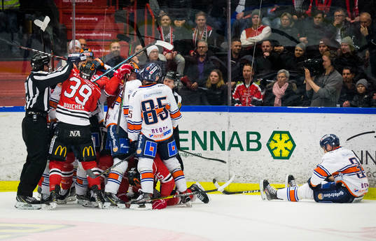 Växjös Liam Reddox och Örebros Anton Hedman gruffar och