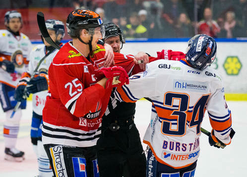 Örebros Anton Hedman och Växjös Niclas Burström gruffar